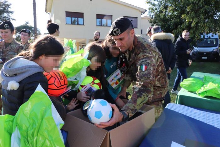 L’Esercito Italiano e l’associazione “Ampio Raggio” donano uova di Pasqua al “Il Grembo”