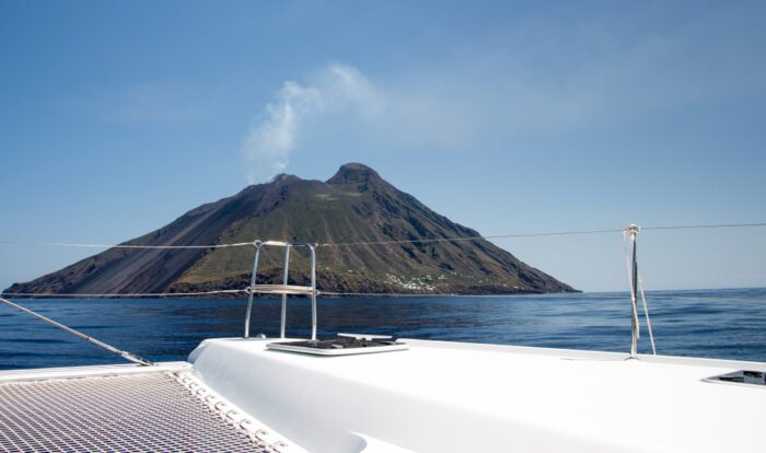 Visitare le Isole Eolie in catamarano: tutti i consigli da tenere a mente