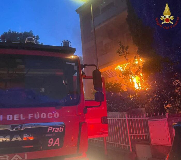 Paura a Roma, fiamme in un appartamento: donna in codice rosso