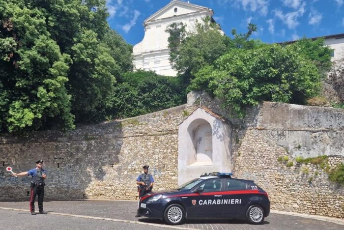 Non accetta la fine della relazione e inizia a perseguitare l'ex: arrestato 19enne