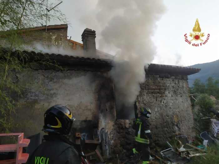 Villa S. Stefano, a fuoco una casa rurale abbandonata