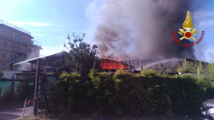 Roma incendio capannone trullo oggi