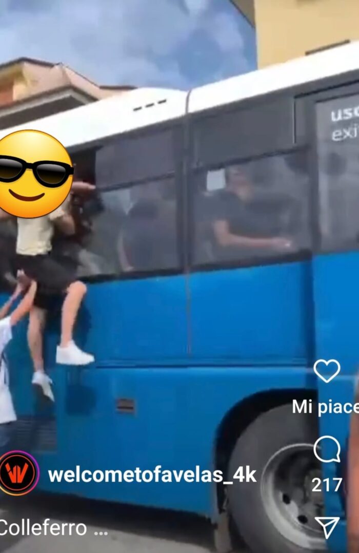 Scuole. Colleferro, ragazzo entra nel bus direttamente dal finestrino (VIDEO)