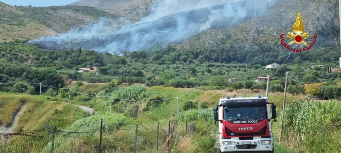 Vigili del Fuoco impegnati in un vasto incendio sul Monte Radicino