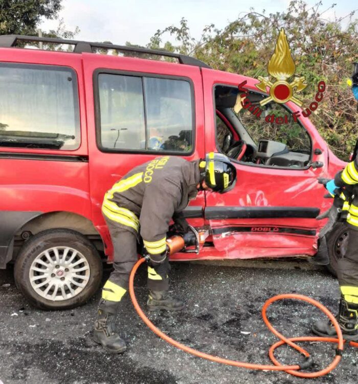 Incidente a Ostia, Vigili del fuoco estraggono persone nei veicoli