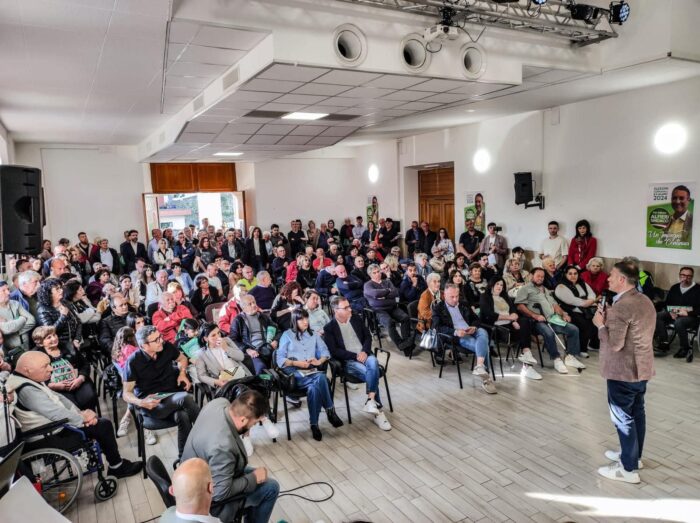 Pienone nella sala comunale per la presentazione dei candidati della lista "Per Paliano": Alfieri si scusa