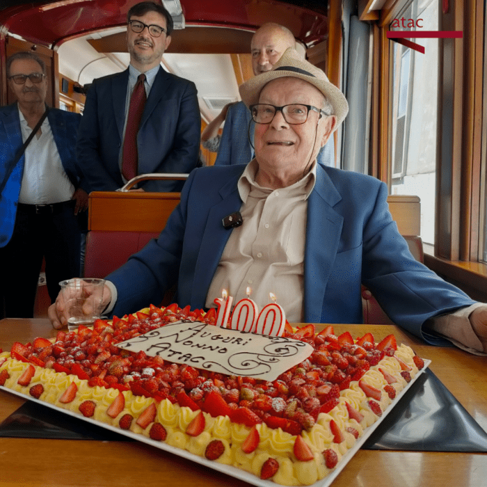 Roma. Una torta e un giro sul tram storico per festeggiare i 100 anni di "Nonno ATAC"