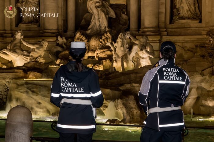 Roma. Turista prova ad entrare nella Fontana di Trevi: multa salatissima per una 21enne