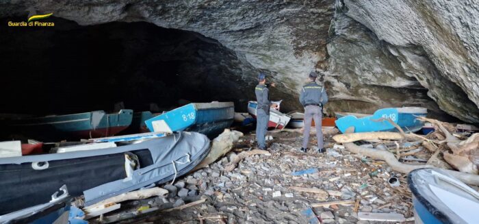 Sequestrata a Ponza una grotta con scafi abbandonati e rifiuti pericolosi