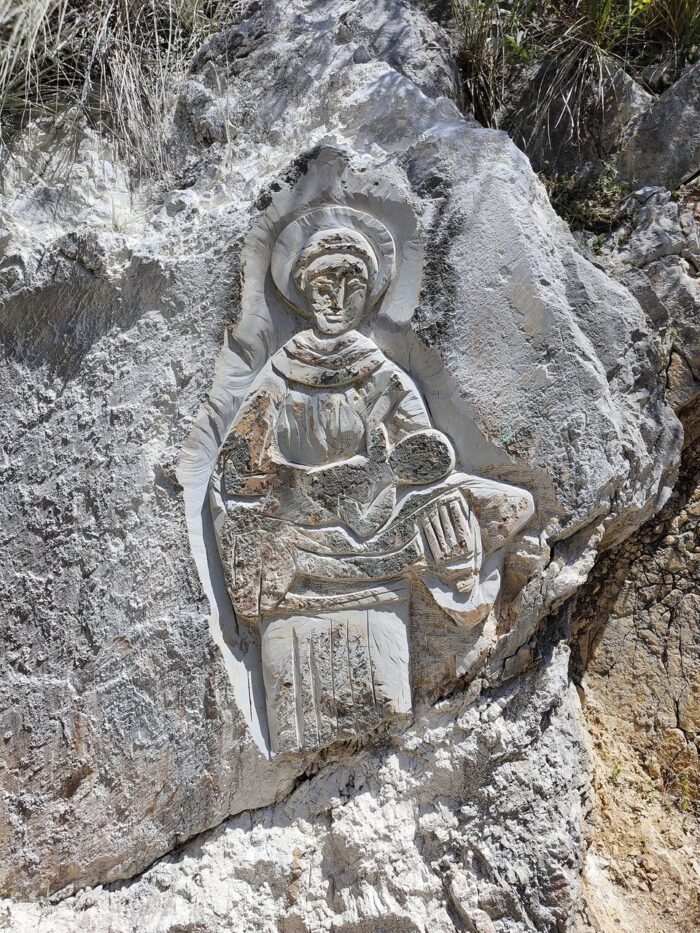 Pastena, riprodotta immagine di Sant'Antonio nella roccia