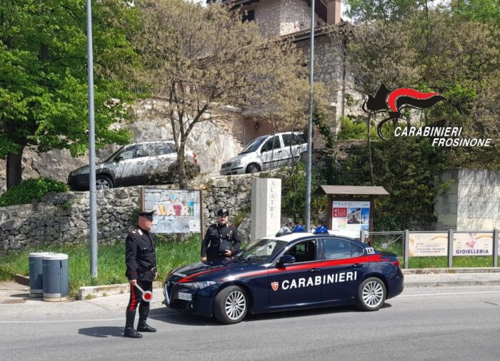 Alatri, senza patente tenta di eludere il controllo ed aggredisce i Carabinieri