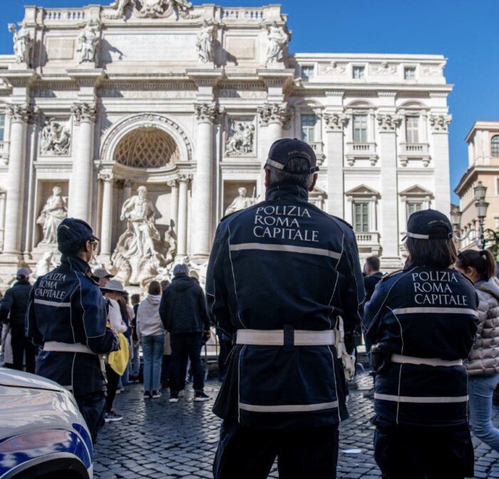 Roma Tenta di arrampicarsi sulla Fontana di Trevi multa