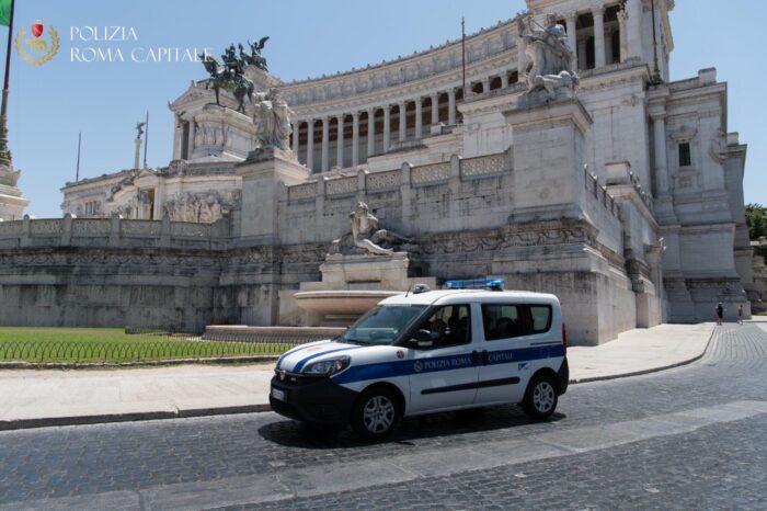 Roma. Sorpreso mentre accendeva un fuoco nei pressi di Piazza Venezia