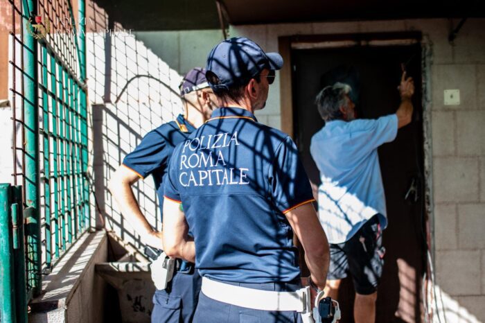 Testaccio manufatto abusivo su terreno di proprietà di Roma Capitale