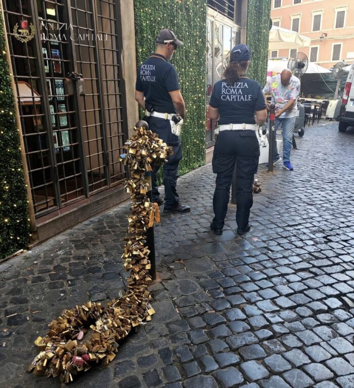 Roma, rimossi oltre 700kg di lucchetti tra Fontana di Trevi e Pantheon