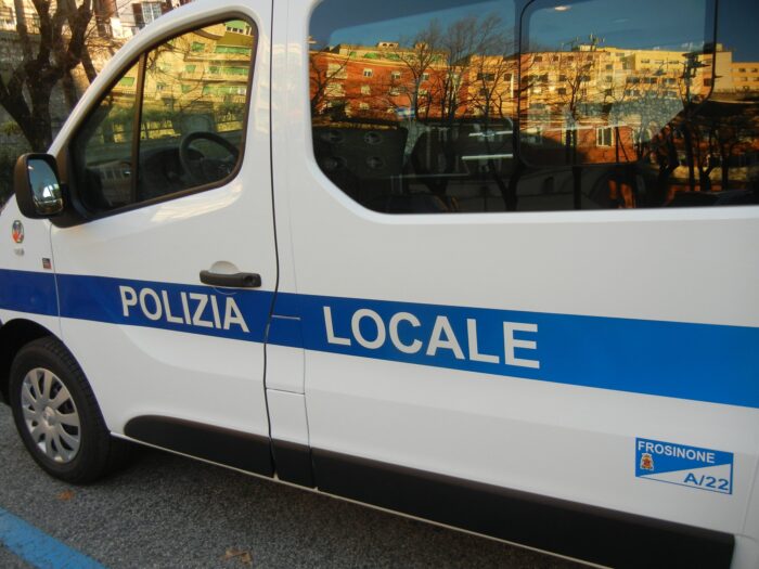 Roma. Colli Aniene, sperona un veicolo della Polizia Locale tentando di fuggire a un controllo