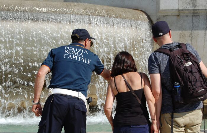 Roma donna immerge gambe nella Fontana di Trevi