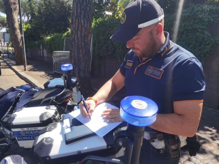 roma applica nastro adesivo per truccare targa ztl denunciato