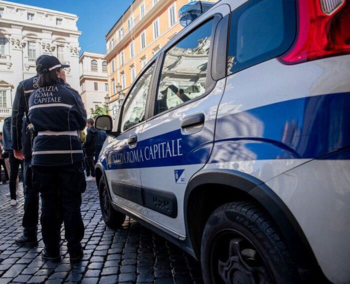 Roma, Fontana di Trevi: arrestato venditore ambulante abusivo