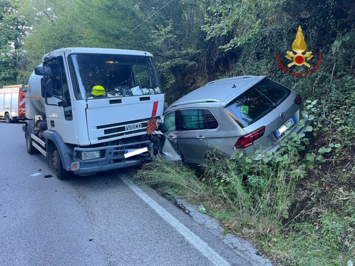 Incidente stradale ad Ariccia tra un'autocisterna e un'auto: conducente estratta dai Vigili del Fuoco