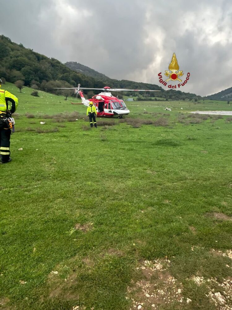 Alle ore 17.10 Ca. sono state inviate le APS 16 A e 33 A in localitá Segni per  la ricerca di 4 persone, una delle quali riferiva infortunio ad una gamba. A causa della zona impervia,  la Sala Operativa inviava in ausilio l'elicottero Drago VF 156. Il personale elisoccorritore dopo aver individuato le quattro persone ha effettuato manovra di recupero dell'infortunato assicurandolo al personale sanitario.  Non ci sono ulteriori feriti.