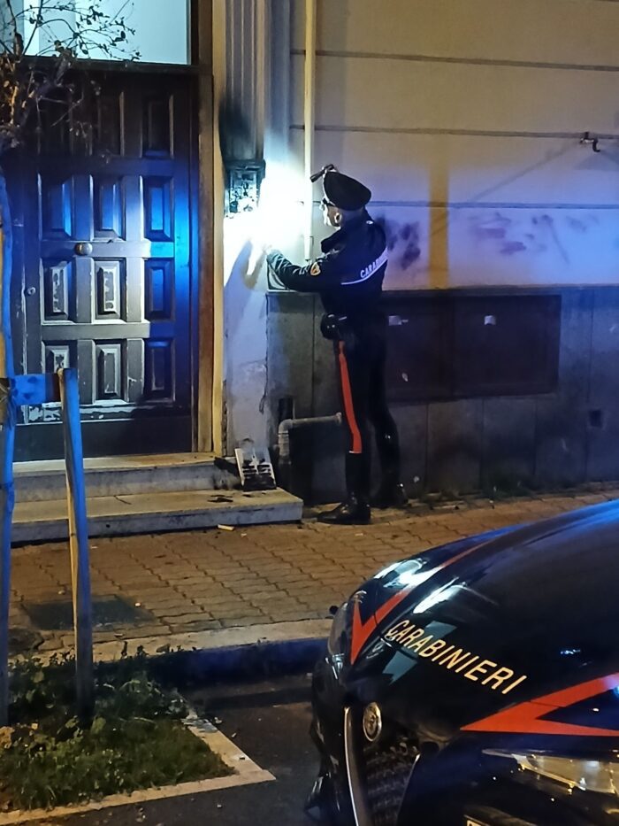 civitavecchia filmato mentre brucia citofono ex arrestato