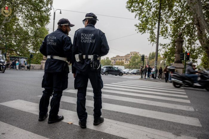 Roma, vuole buttarsi dal Lungotevere: salvata una donna di 50 anni