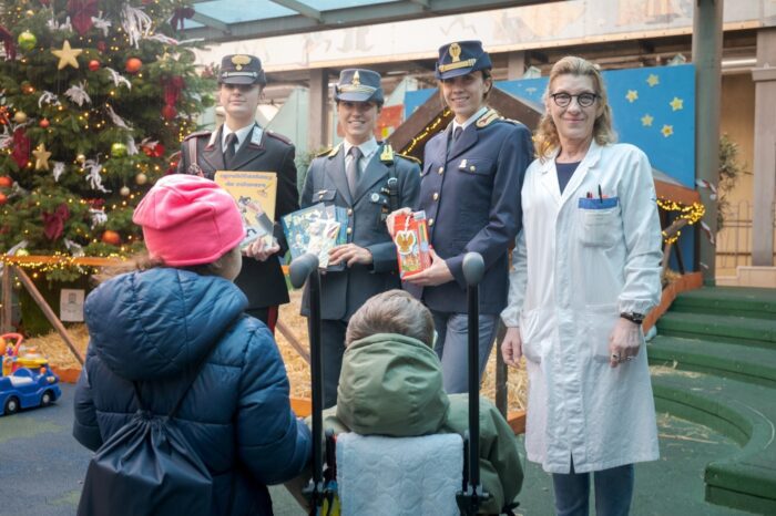 bambino gesù forze dellordine doni e sorrisi a piccoli pazienti