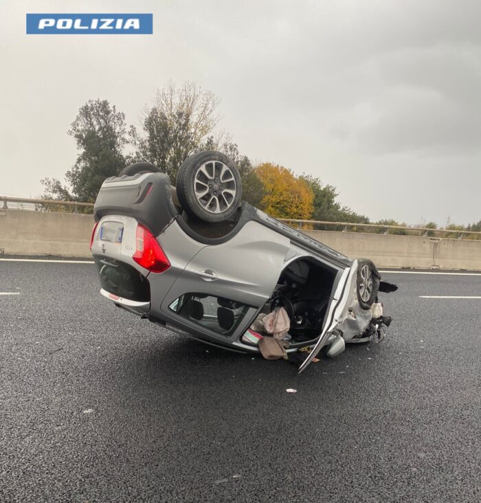 Auto in fiamme si ribalta sulla A1: anziana salvata da poliziotto