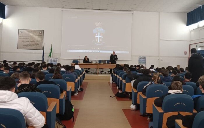 Cultura della legalità e dipendenze patologiche: i Carabinieri di Colleferro incontrano gli studenti