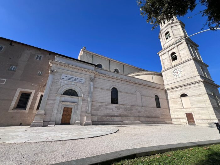 Roma, San Paolo fuori le Mura: piazza aperta per la Porta Santa