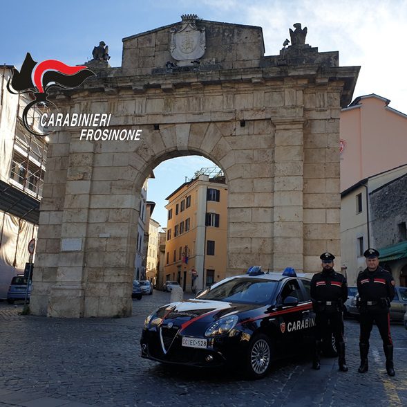 anagni tenta di colpire compagna arrestato