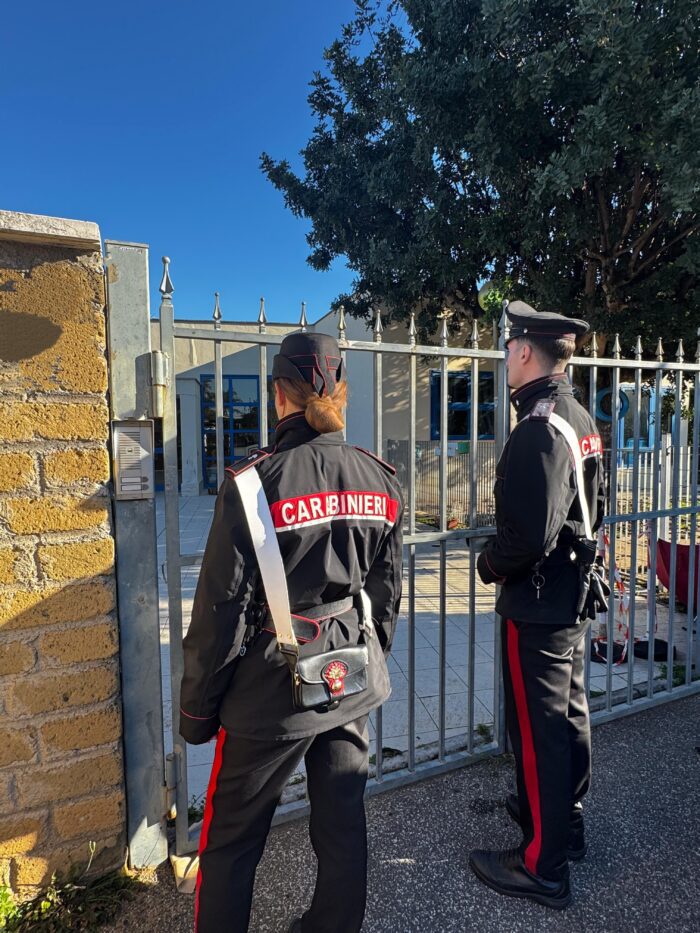 roma ruba cibo mensa scuola