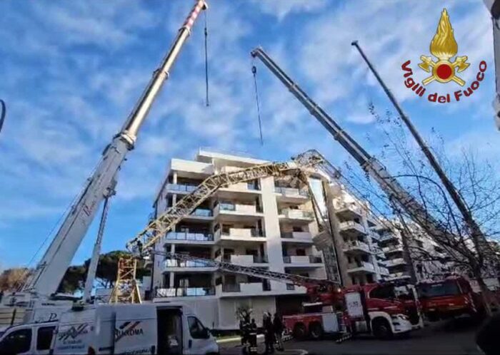 Roma, operazioni di messa in sicurezza dell'area condominiale in via Giana Anguissola