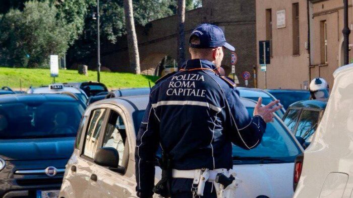 Roma, paura in strada: aggredisce un passante e scappa