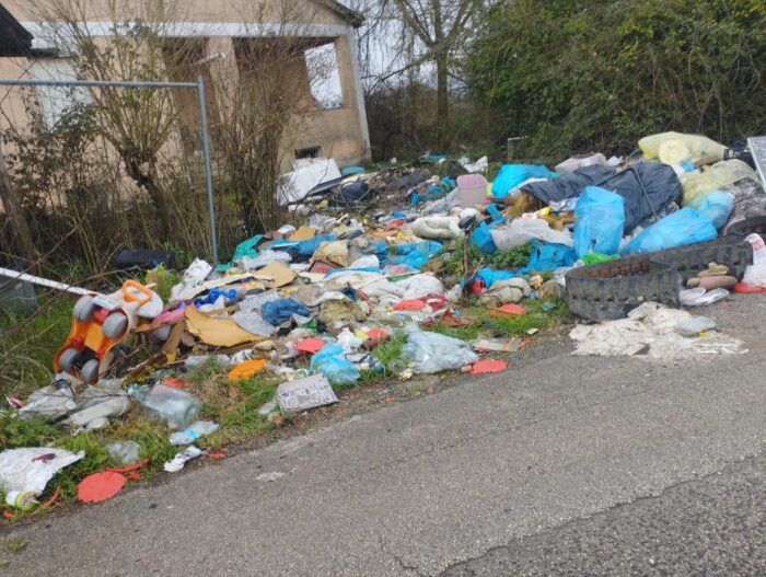 Frosinone, abbandono rifiuti in via Mola D'Atri: la denuncia